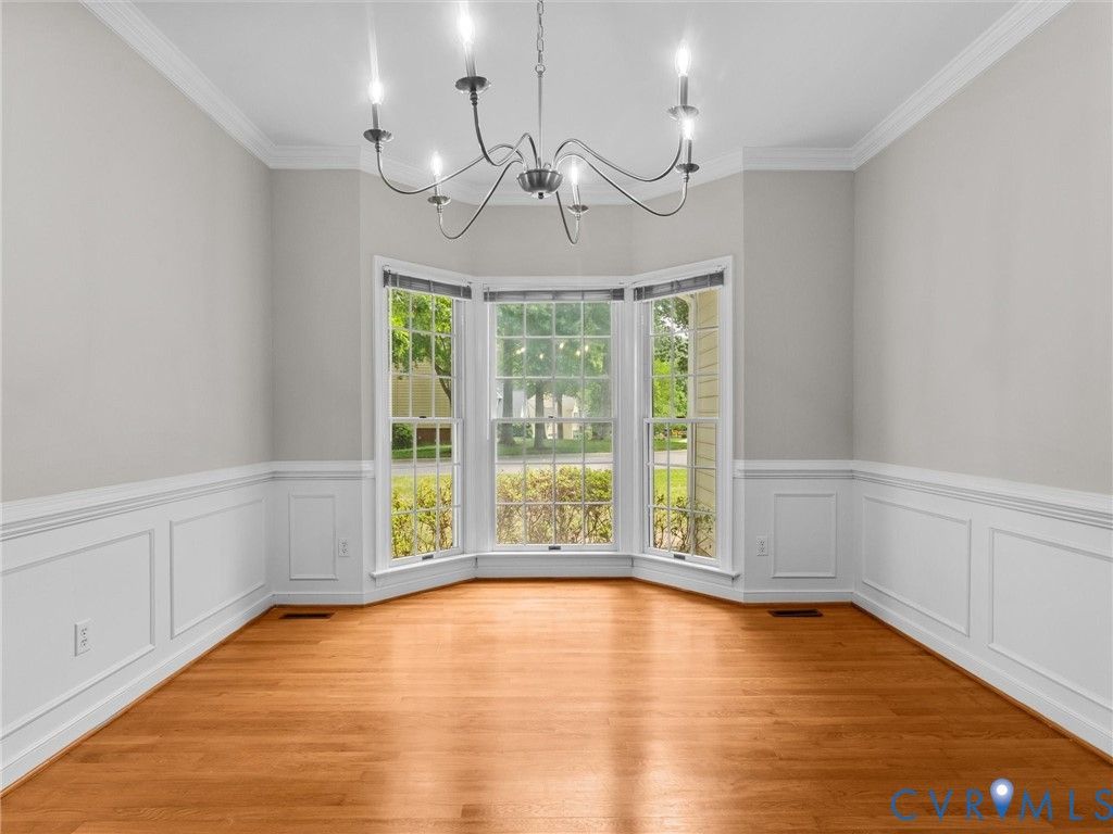 Breakfast area with bay window